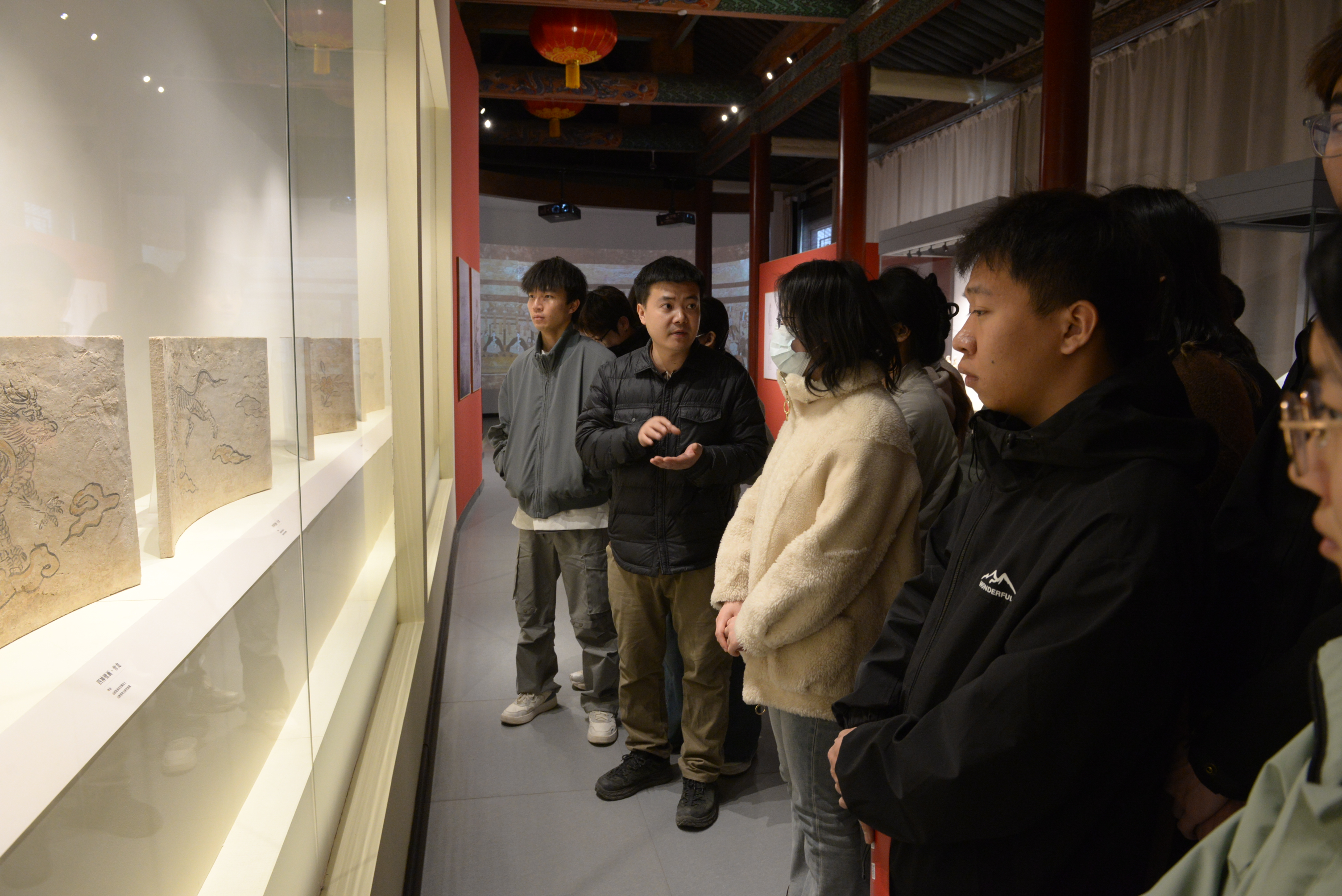参观文庙龙年特展.JPG